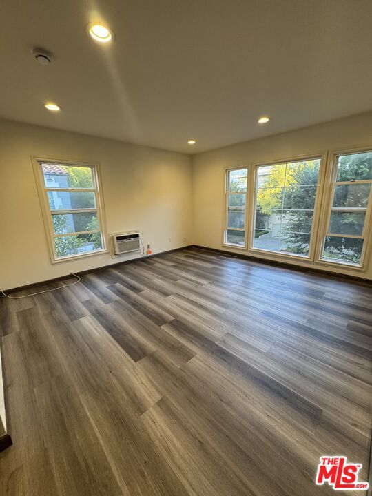 Property Photo:  133 S Crescent Dr  CA 90212 