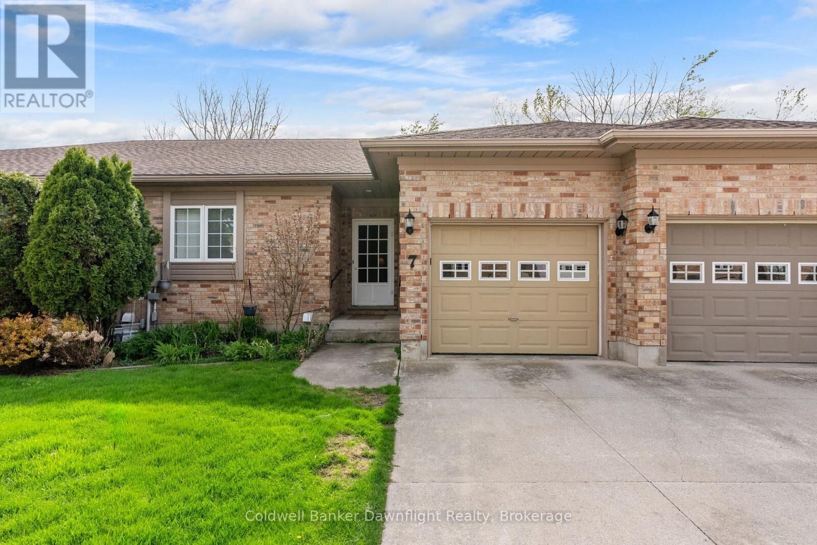 Property Photo: 7 Brookside Place ON N0M 1S2
