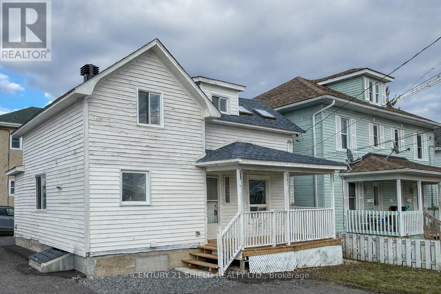 Property Photo: 143 Carleton Street ON K6H 4X3