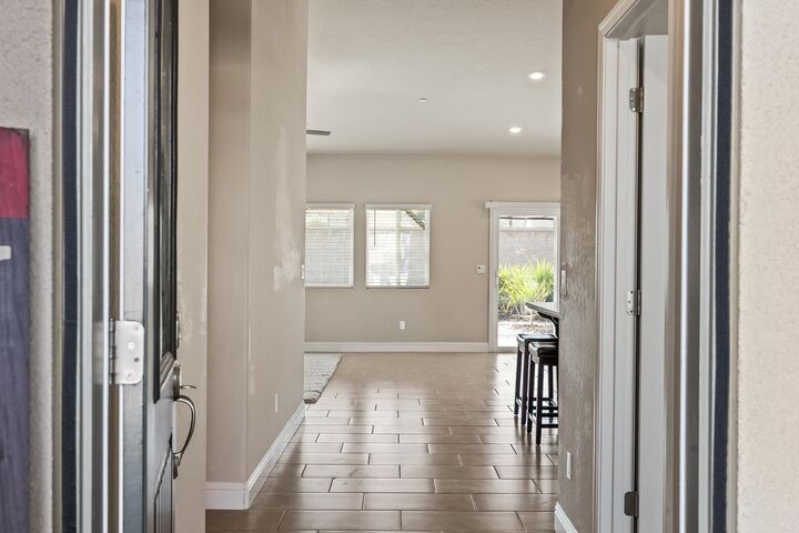 Property Photo:  701 Strada  CA 93245 