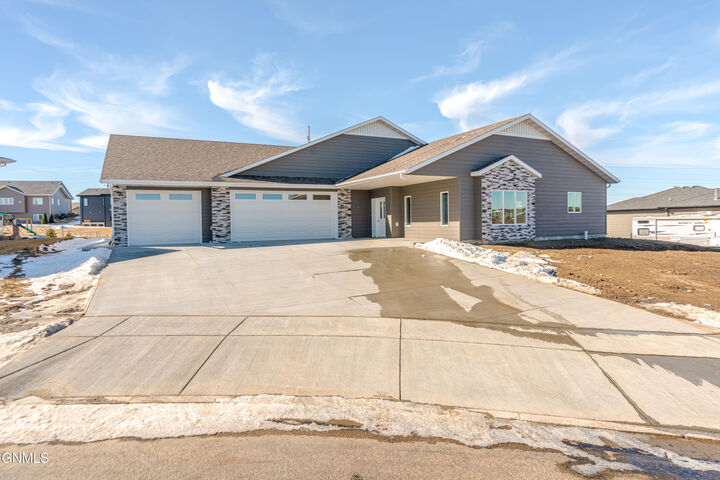 Property Photo:  3914 Robinson Circle  ND 58503 