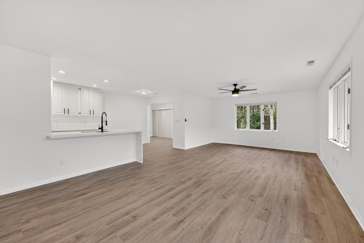 Property Photo:  7419 Mequon Square Dr  WI 53092 