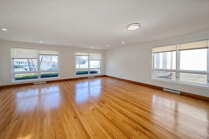 Property Photo:  6923 N Avers Avenue  IL 60712 