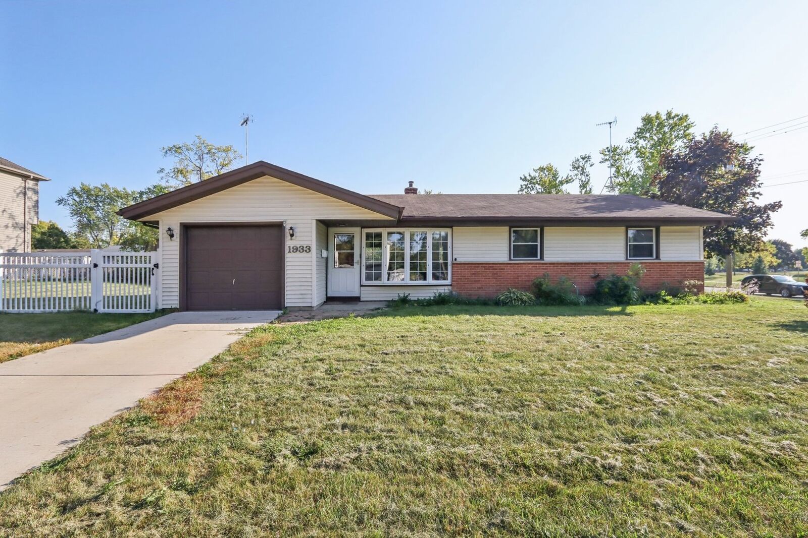 Property Photo:  1933 Whittier Lane  IL 60193 