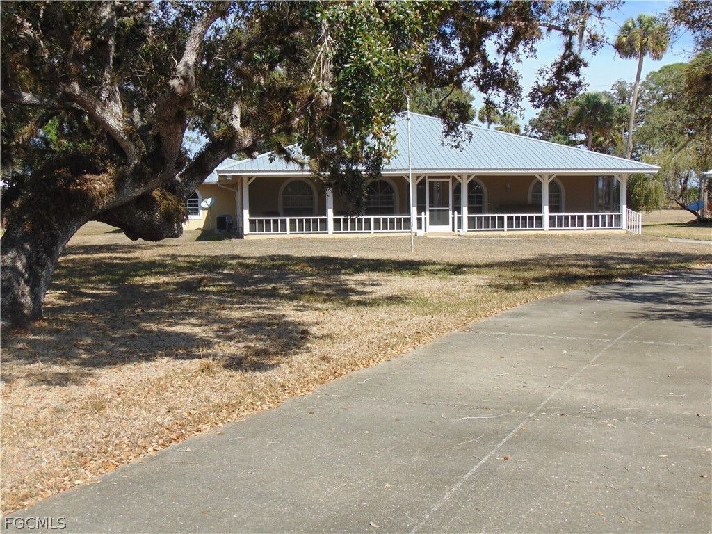 Property Photo:  1092 Riverbend Drive  FL 33935 