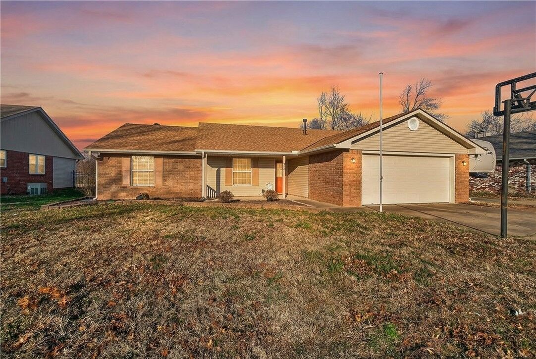 Property Photo:  910 26th Street  AR 72756 