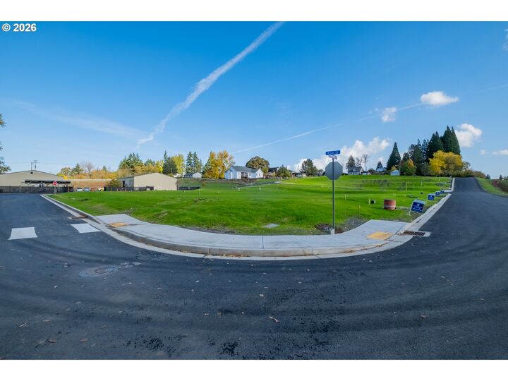 Property Photo:  2 W Grant St 2  OR 97111 