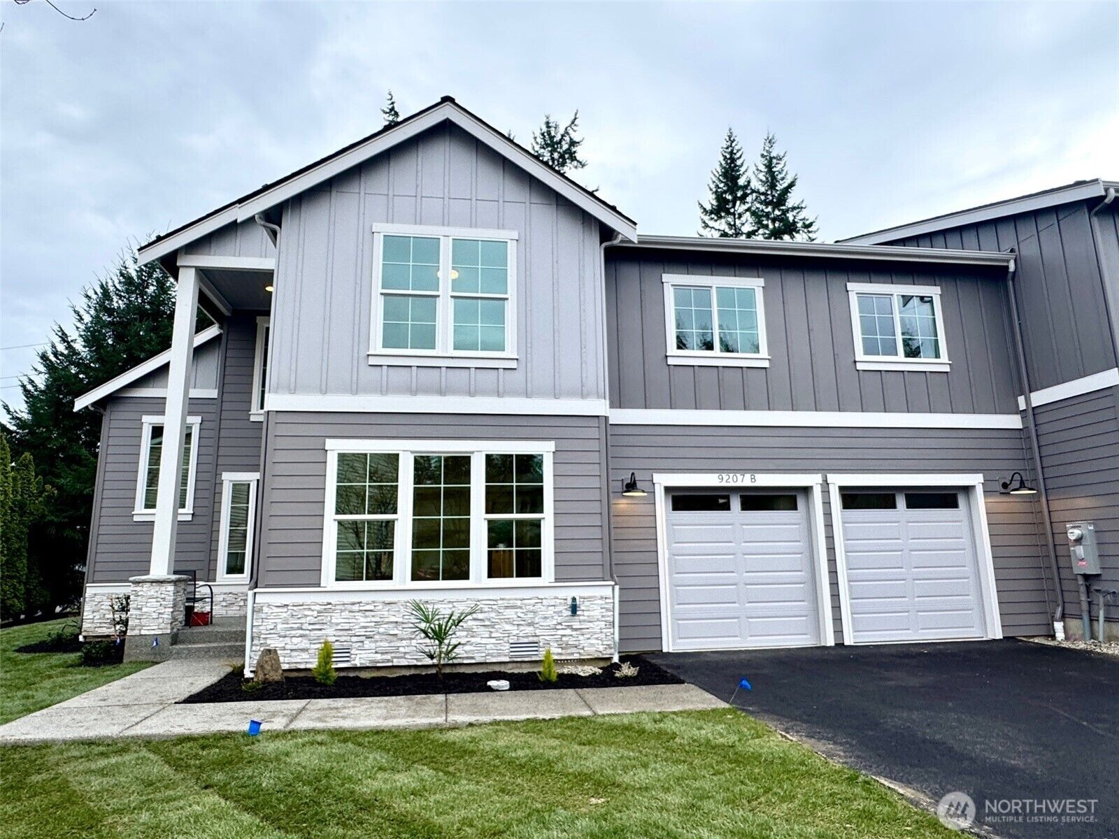 Property Photo:  9207 NE 175th Street B  WA 98011 
