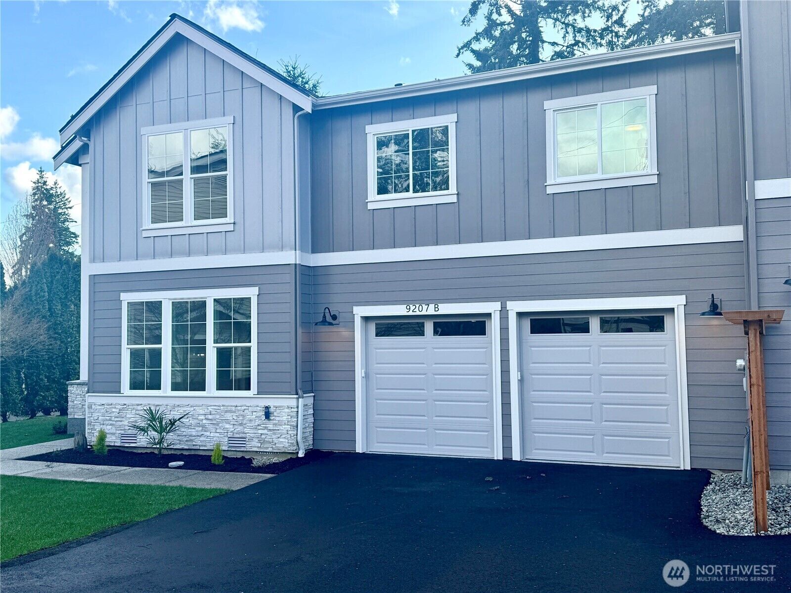 Property Photo:  9207 NE 175th Street B  WA 98011 