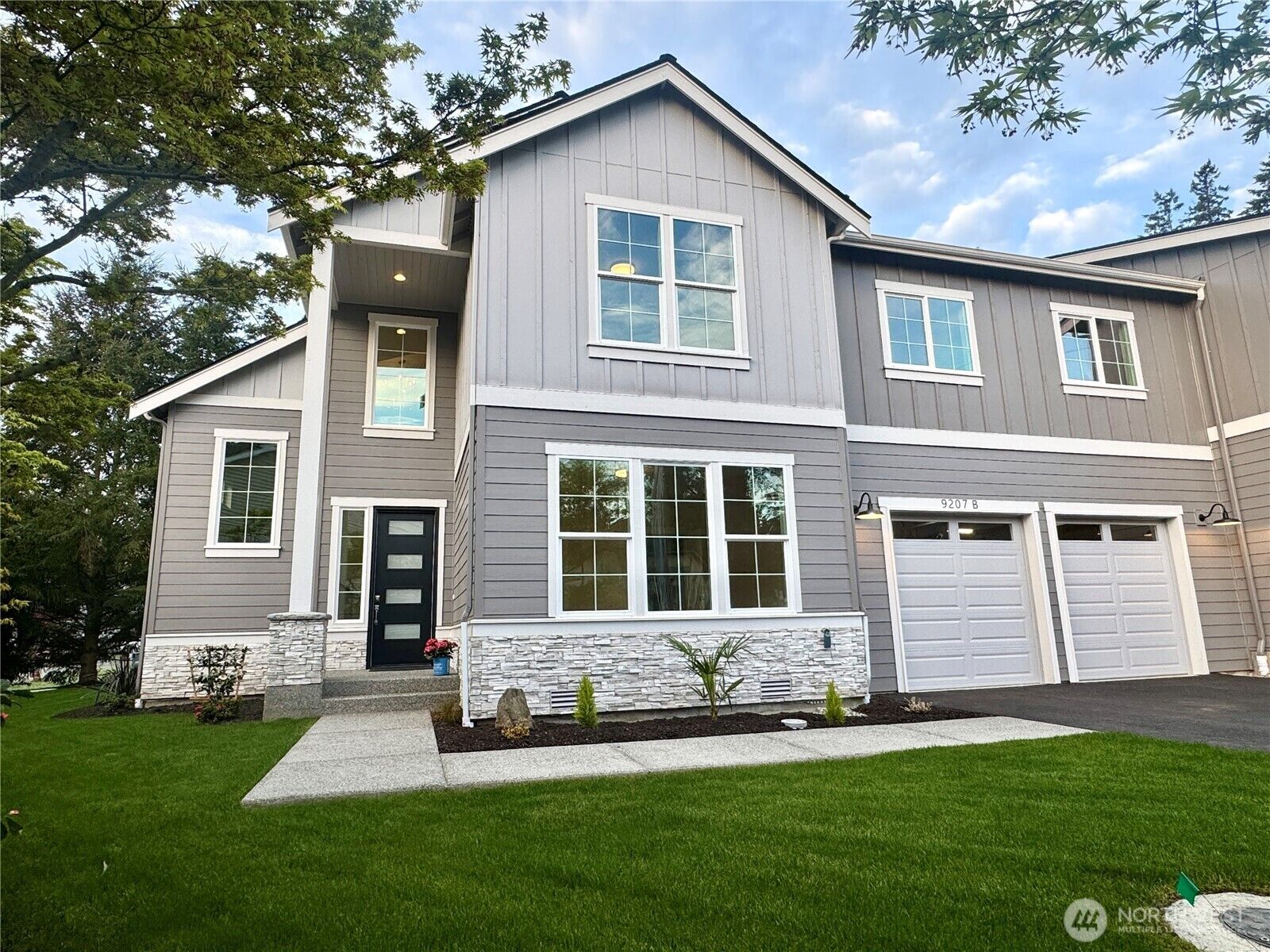 Property Photo:  9207 NE 175th Street B  WA 98011 