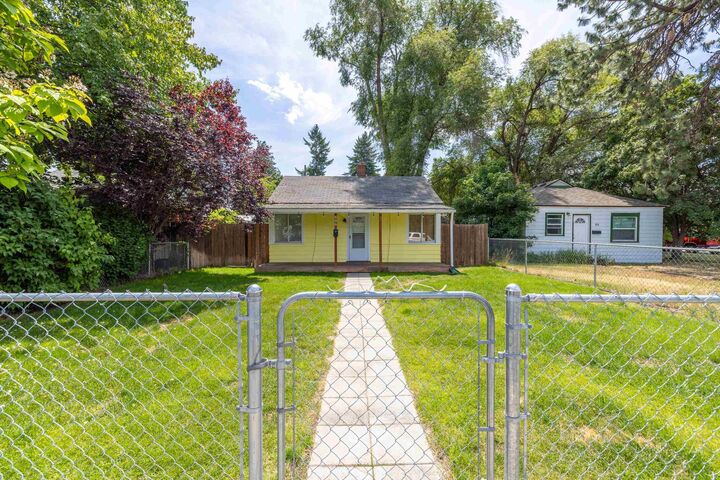 Property Photo:  806 E North Ave  WA 99207 