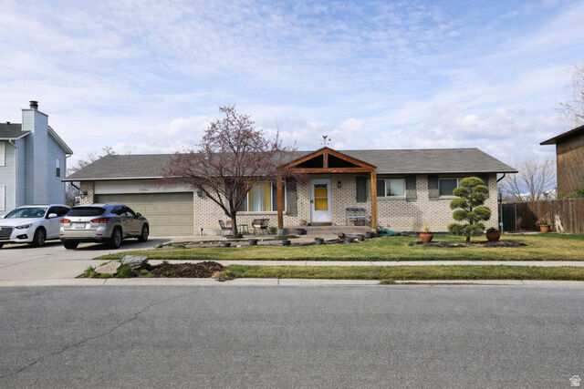 Property Photo:  10564 S Weeping Willow Dr E  UT 84070 