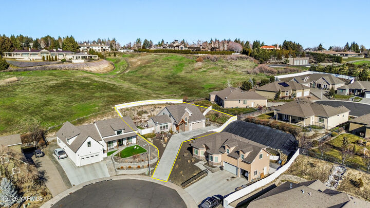 Property Photo:  715 N 74th Ave  WA 98908 