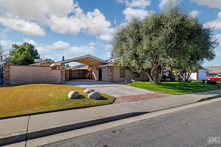 Property Photo: 705 Harrisburg Street CA 93314