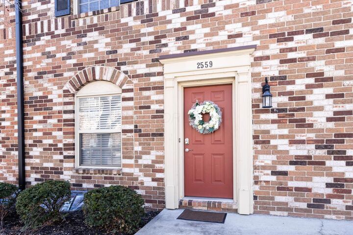 Property Photo: 2559 Olde Hill S Court OH 43221