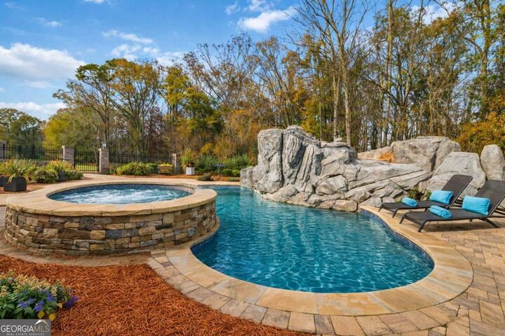 Property Photo:  220 River Meadow Lane  GA 30025 