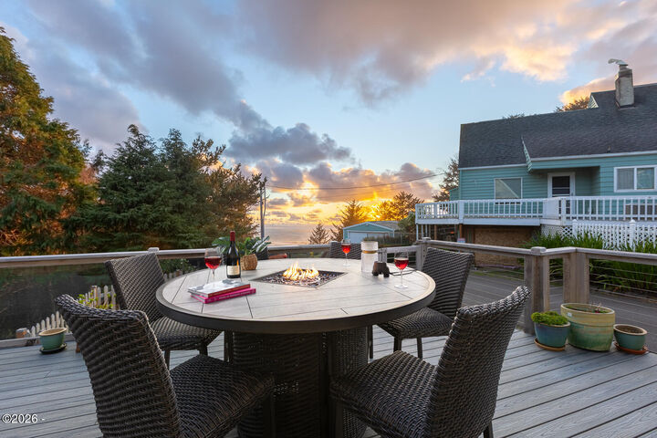 Property Photo:  1004 SW 10th Place SW  OR 97367 