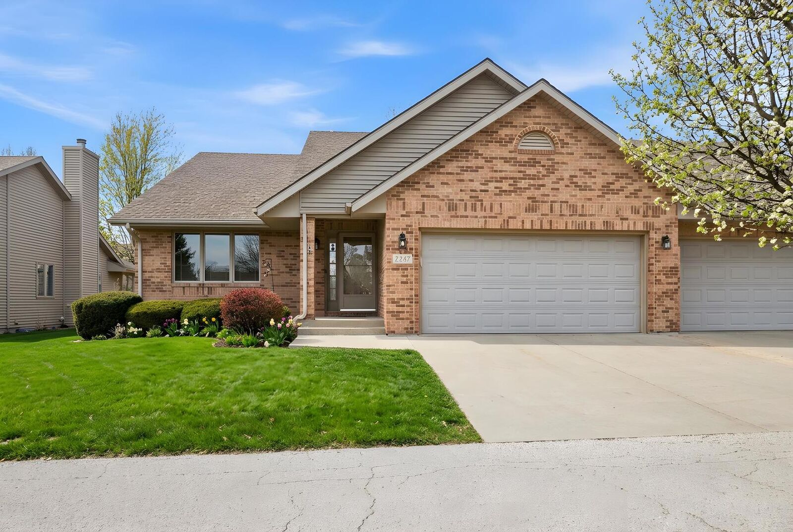 Property Photo:  1247 Daniel Court  IL 60178 
