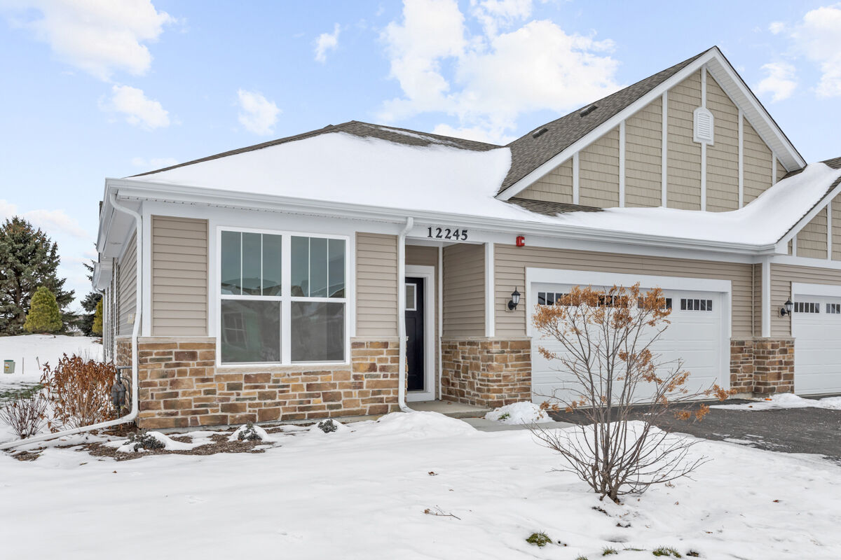 Property Photo: 12245 Barcroft Circle IL 60142