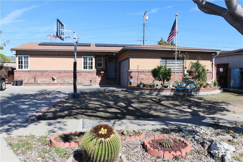 Property Photo: 1467 W Roberta CA 92833