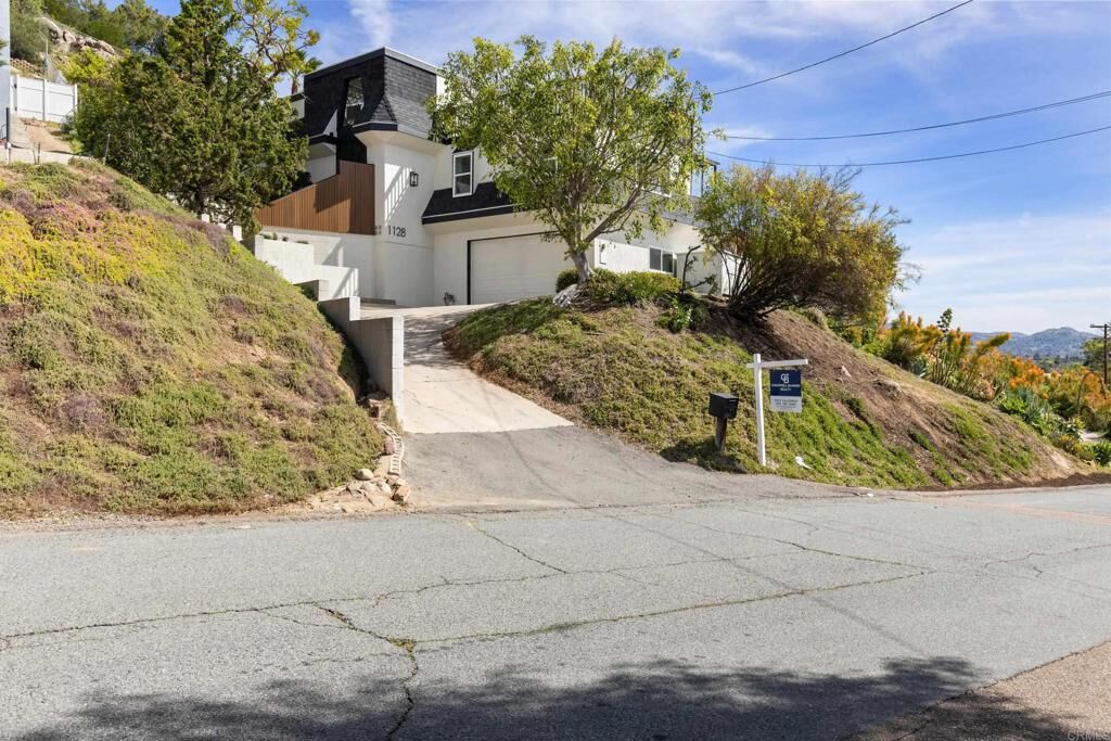 Property Photo: 1128 Dawnridge Avenue CA 92021