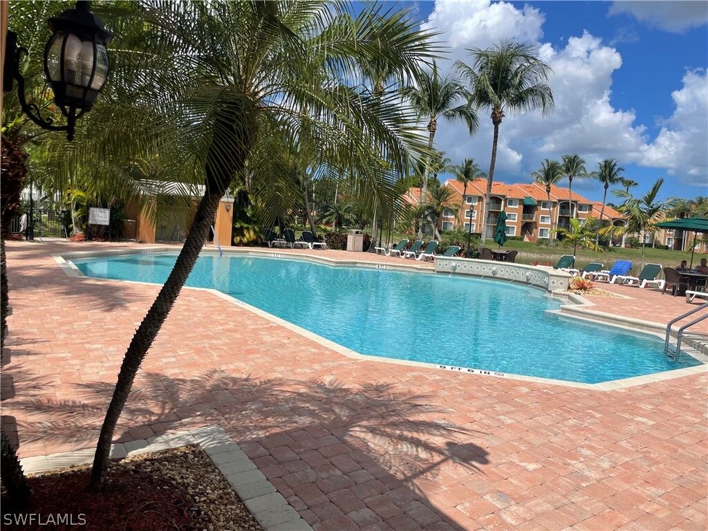 Property Photo:  1180 Wildwood Lakes Boulevard 106  FL 34104 