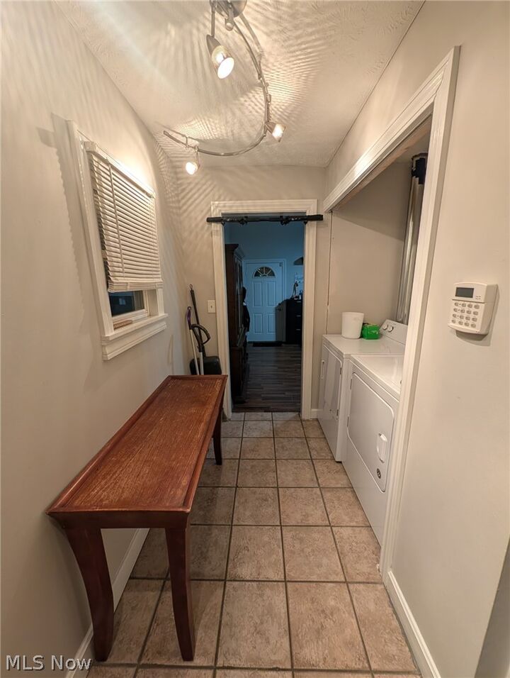 Property Photo: 852 Kenilworth Avenue SE OH 44484