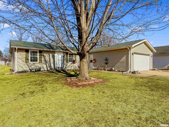 Property Photo:  1227 E Locust Street  IL 61520 