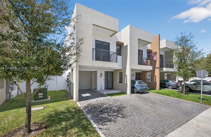 Property Photo:  5467 W Oak Way  FL 33314 