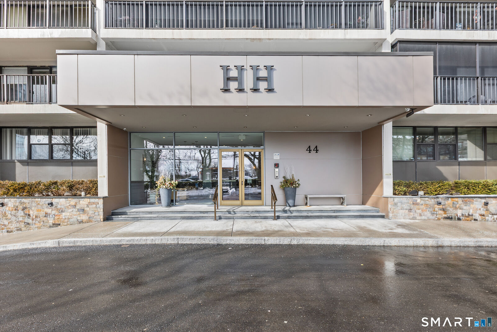 Property Photo:  44 Strawberry Hill Avenue Apt 11N  CT 06902 