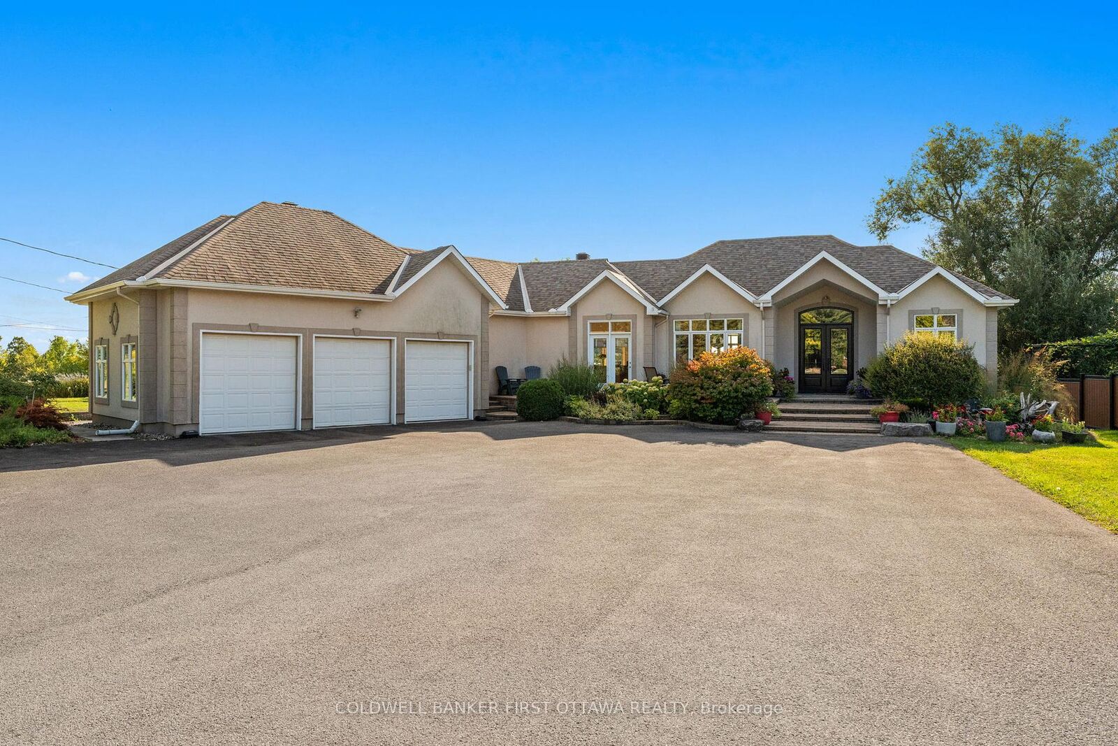 Property Photo:  358 River Road  ON K1V 1R8 