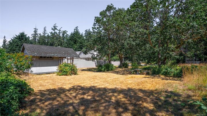 3250 Metchosin Rd — photo 1