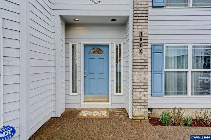 Property Photo: 1806 Teton Dr E OR 97361