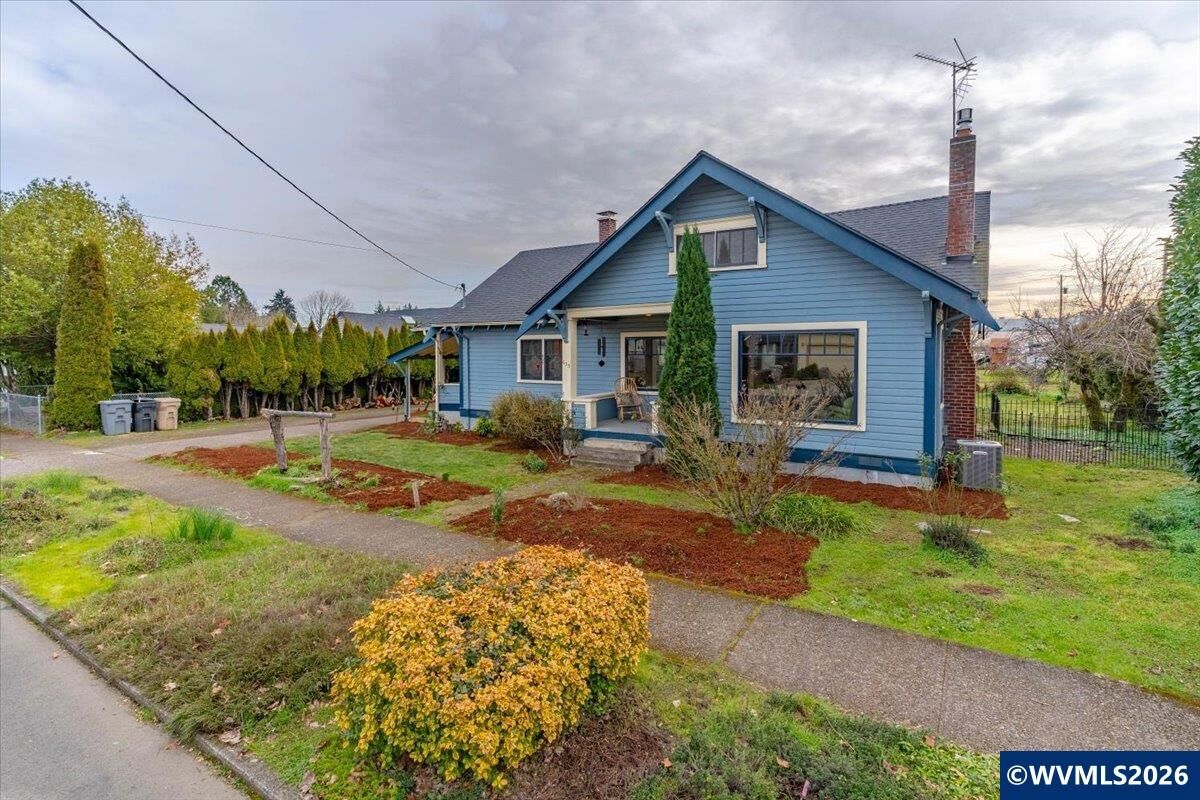 Property Photo:  633 SE Ash St  OR 97338 