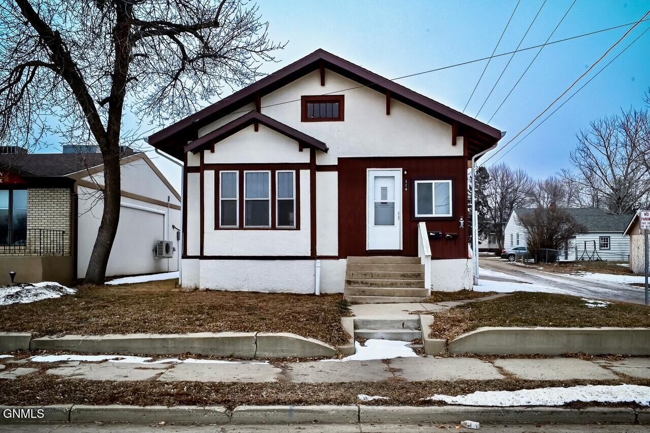 Property Photo:  114 8th Avenue NW  ND 58703 