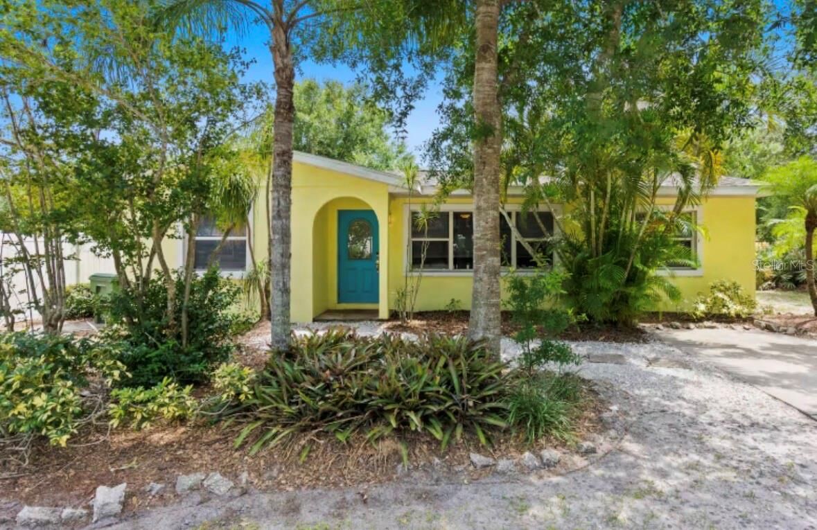 Property Photo:  2202 Hyde Park Street  FL 34239 