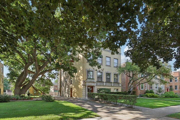 Property Photo:  1104 Austin Street  IL 60202 