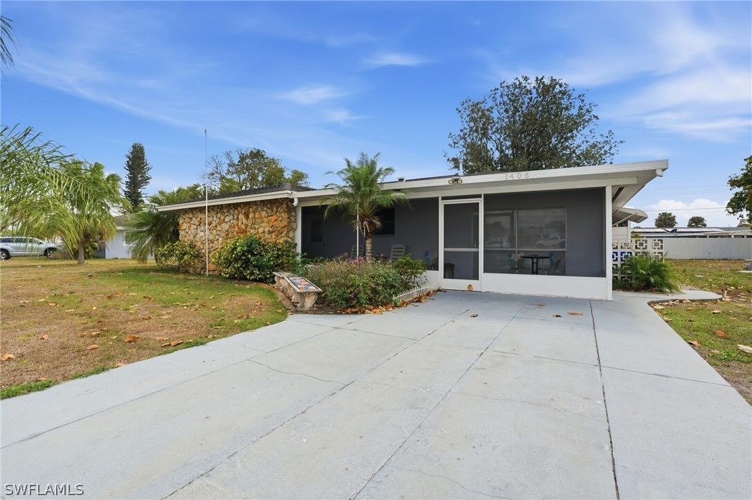 Property Photo:  1406 Grandale Street  FL 33936 