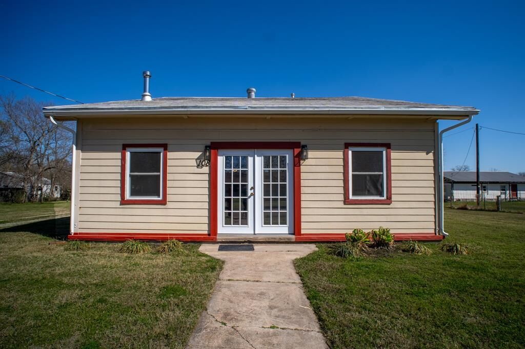 Property Photo: 108 S Avenue C TX 76693