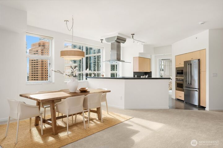 Property Photo:  1100  106th Avenue NE 1002  WA 98004 