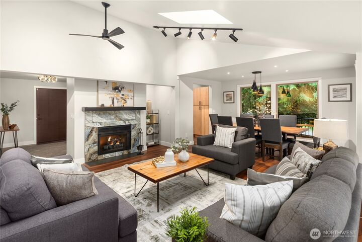 Property Photo:  2105  135th Place SE  WA 98005 