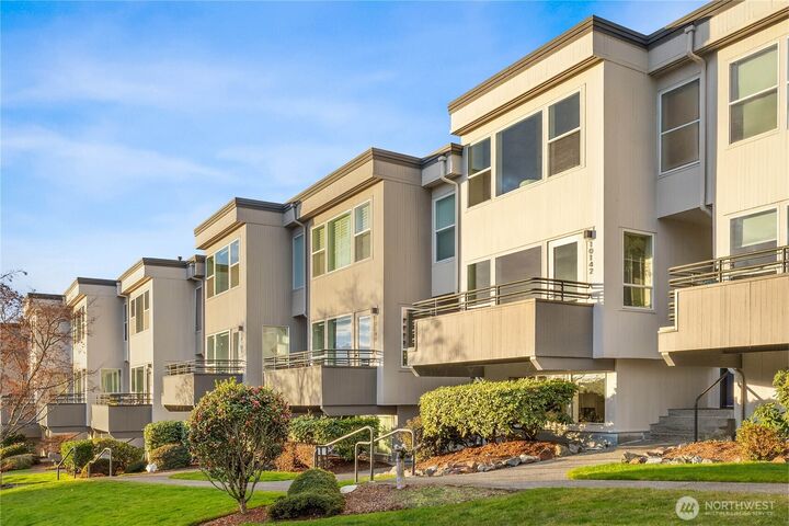 Property Photo:  10142 NE 63rd Street  WA 98033 