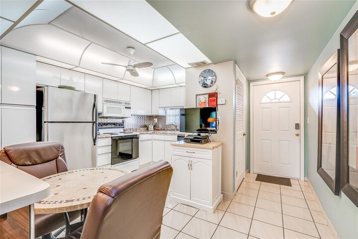 Property Photo: 700 S Hollybrook Drive 304 FL 33025