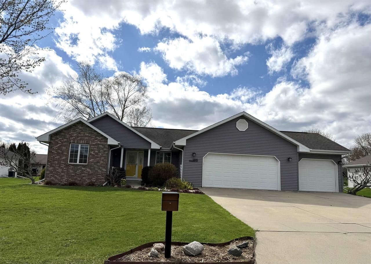 Property Photo:  1205 Shawnee Street  WI 53538 