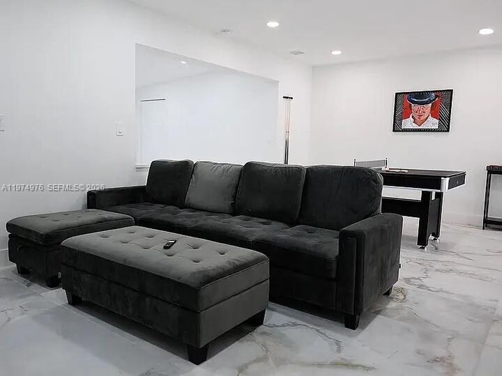 Property Photo:  1649 NE 8th Ave  FL 33305 