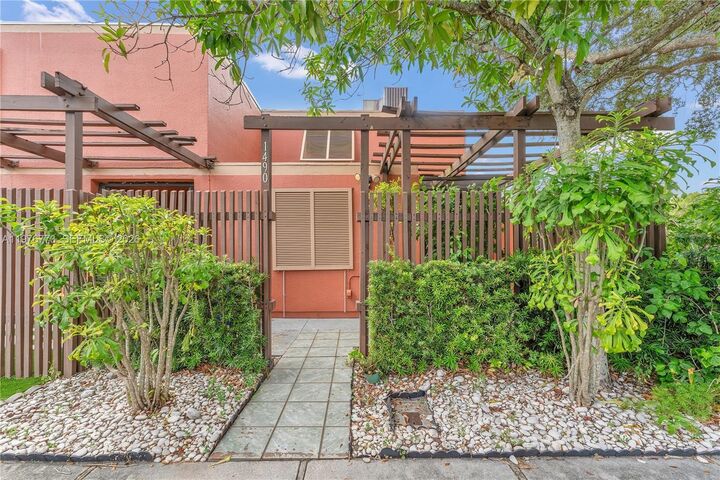 Property Photo:  1490 Laguna Ln  FL 33026 