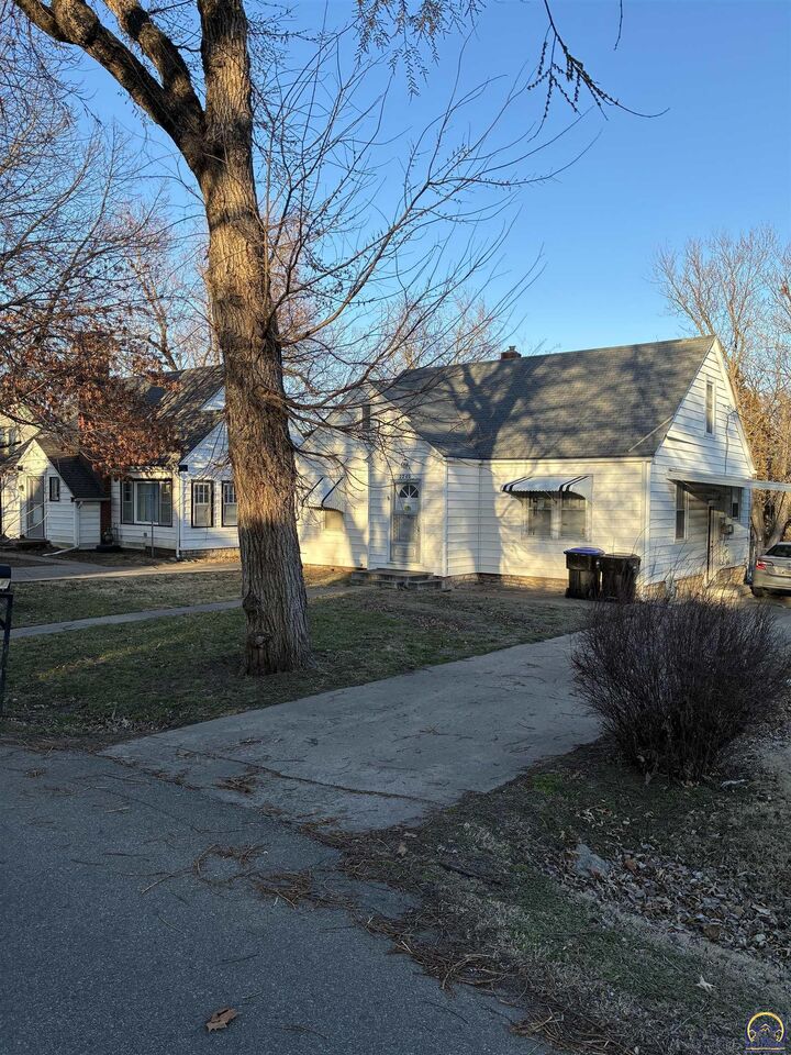 Property Photo:  2240 SE Maryland Ave  KS 66605 