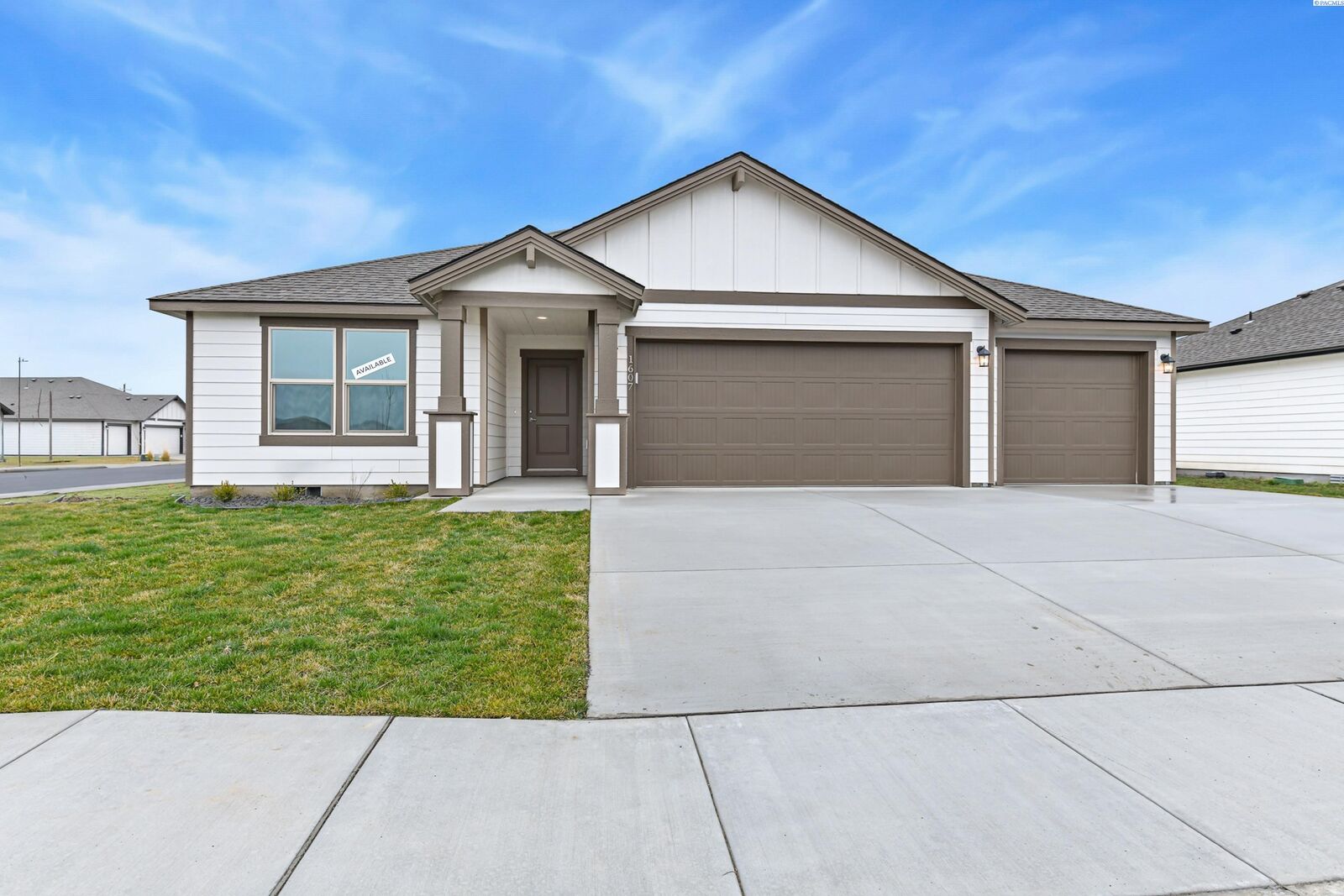 Property Photo: 1607 Castlewood Ct WA 98930