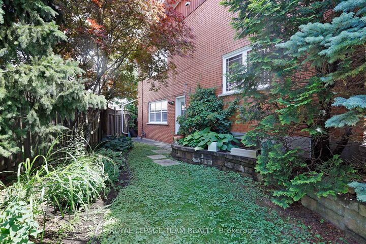 Property Photo:  1939 Wembley Avenue  ON K2A 1A8 