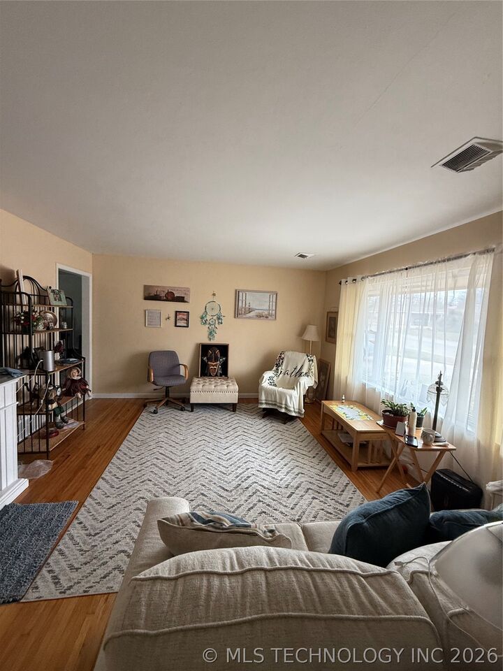 Property Photo:  1217 E 9th Street  OK 74023 